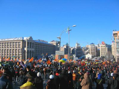Мітингувальники на Майдані Незалежності під час Помаранчевої революції